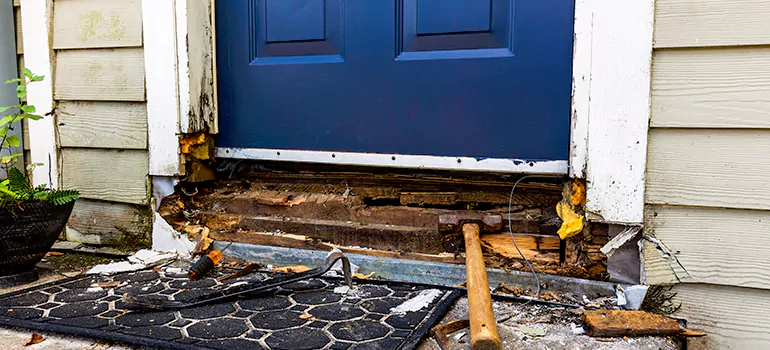 Broken Door Jamb Repair in Saint-Thomas, QC